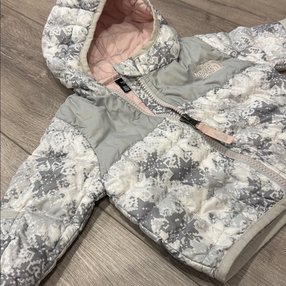 The North Face Infant Snowflake Jacket - Gray and Pink - Picture 4 of 5